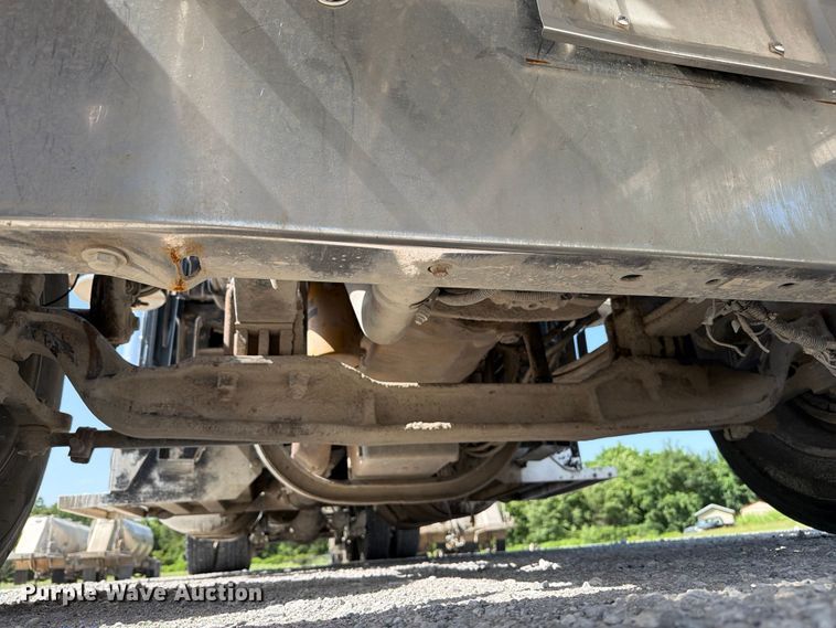 image for item FI0262 2004 Peterbilt 379 semi truck
