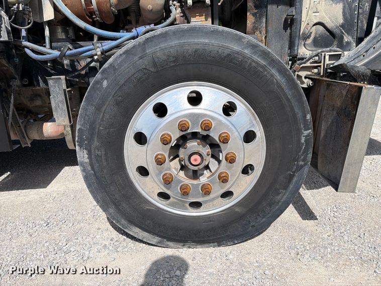 image for item FI0262 2004 Peterbilt 379 semi truck