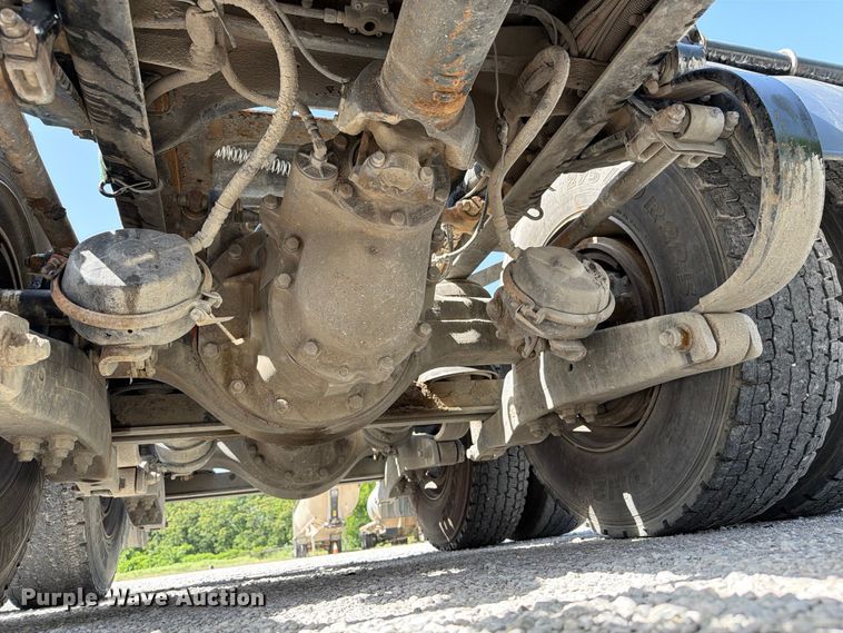 image for item FI0262 2004 Peterbilt 379 semi truck