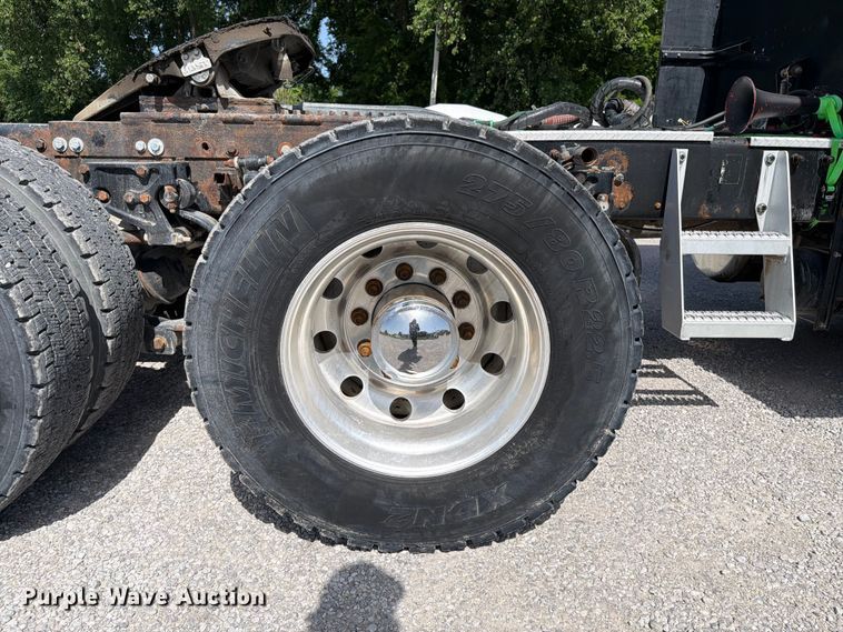 image for item FI0262 2004 Peterbilt 379 semi truck