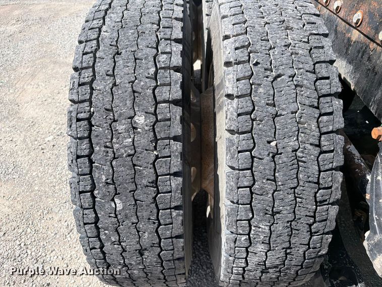 image for item FI0262 2004 Peterbilt 379 semi truck