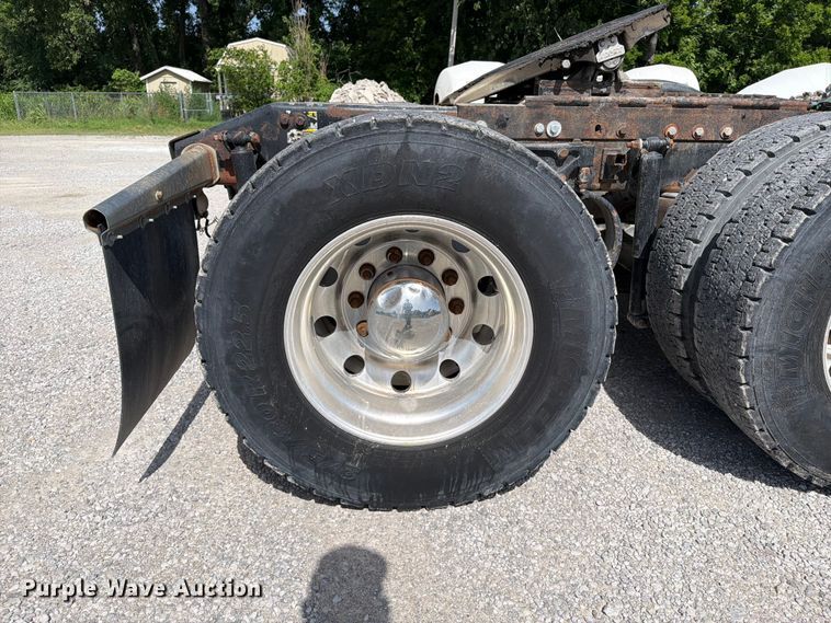 image for item FI0262 2004 Peterbilt 379 semi truck