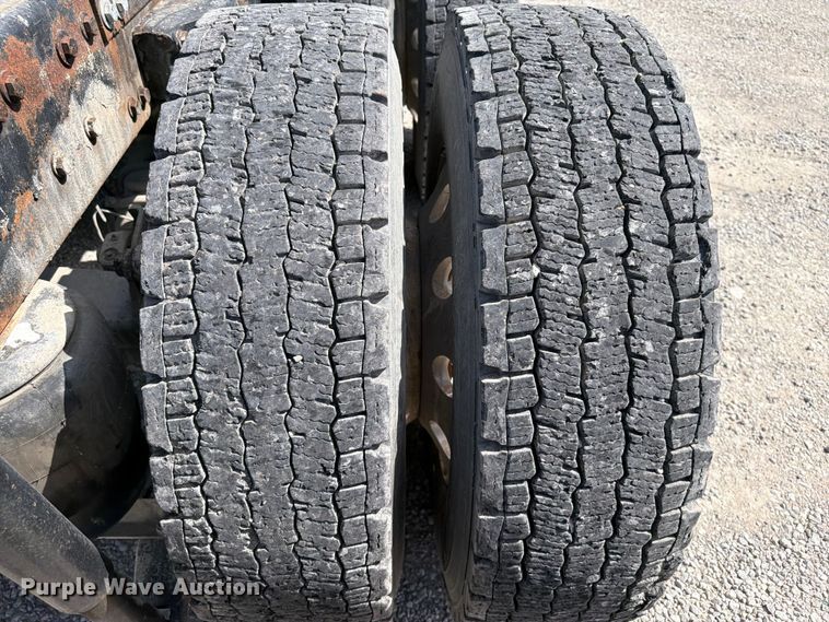 image for item FI0262 2004 Peterbilt 379 semi truck