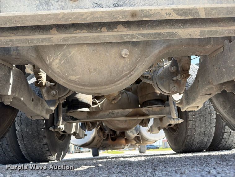image for item FI0262 2004 Peterbilt 379 semi truck