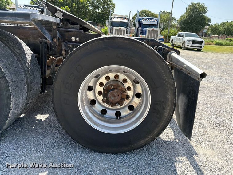 image for item FI0262 2004 Peterbilt 379 semi truck