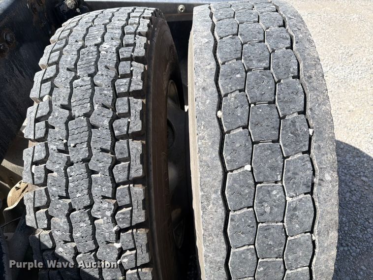 image for item FI0262 2004 Peterbilt 379 semi truck