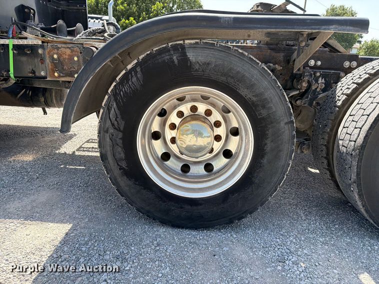 image for item FI0262 2004 Peterbilt 379 semi truck