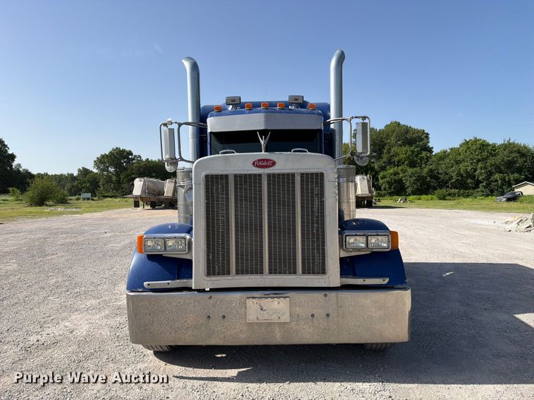 image for item FI0264 2007 Peterbilt 379 semi truck