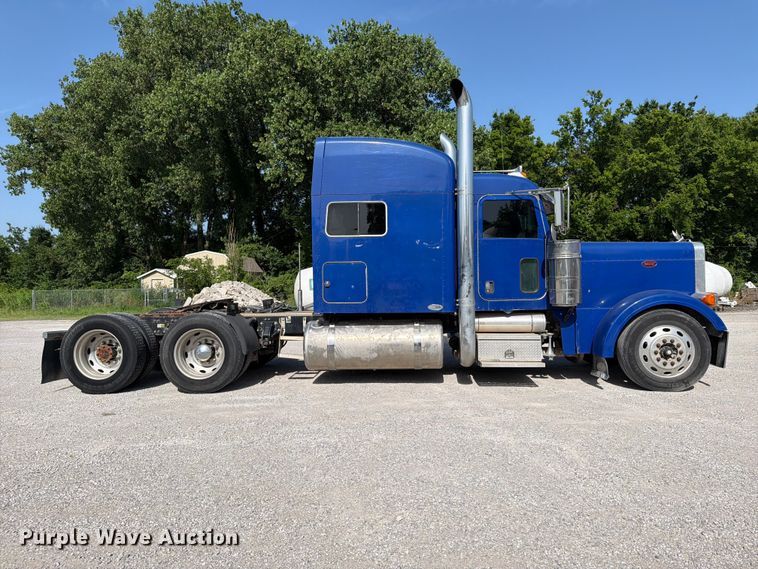image for item FI0264 2007 Peterbilt 379 semi truck