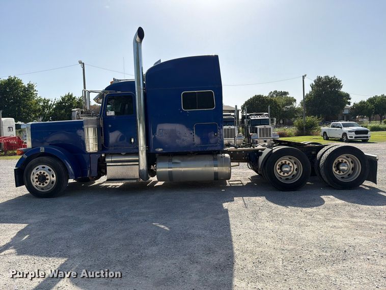 image for item FI0264 2007 Peterbilt 379 semi truck