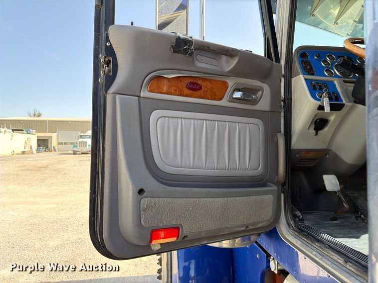 image for item FI0264 2007 Peterbilt 379 semi truck