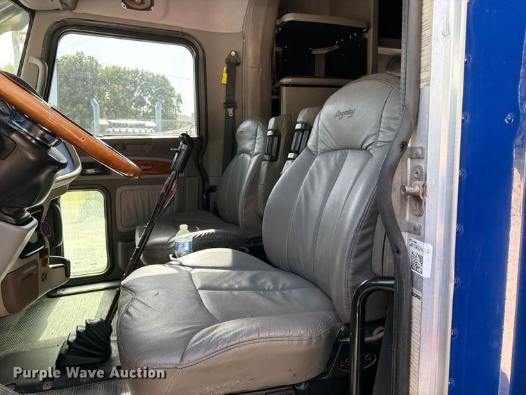 image for item FI0264 2007 Peterbilt 379 semi truck