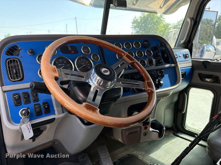 image for item FI0264 2007 Peterbilt 379 semi truck