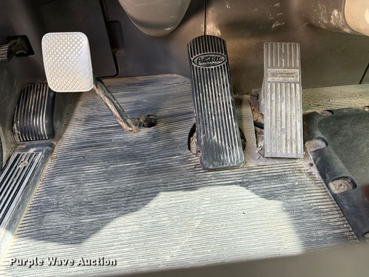image for item FI0264 2007 Peterbilt 379 semi truck