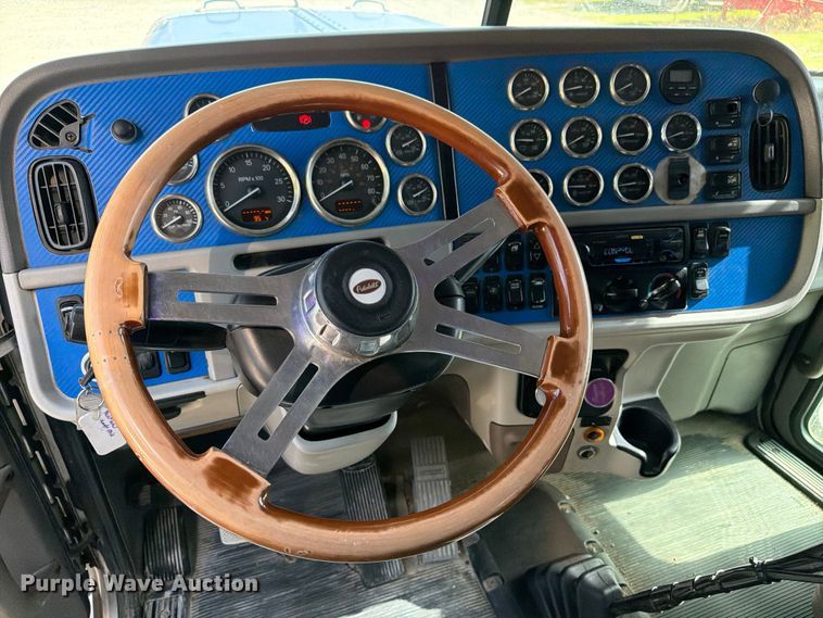 image for item FI0264 2007 Peterbilt 379 semi truck