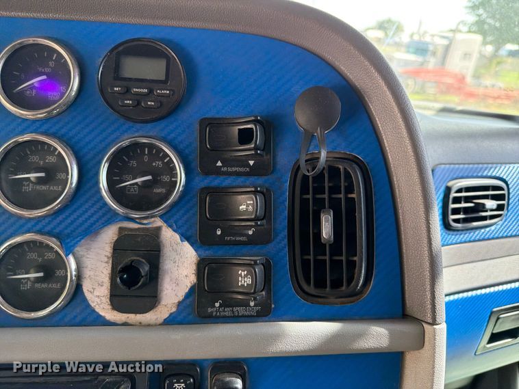 image for item FI0264 2007 Peterbilt 379 semi truck