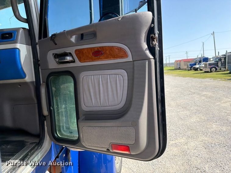 image for item FI0264 2007 Peterbilt 379 semi truck