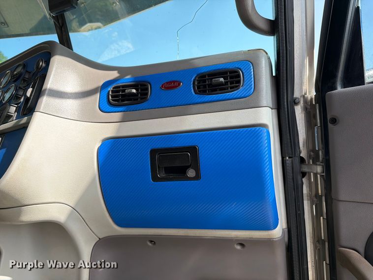 image for item FI0264 2007 Peterbilt 379 semi truck
