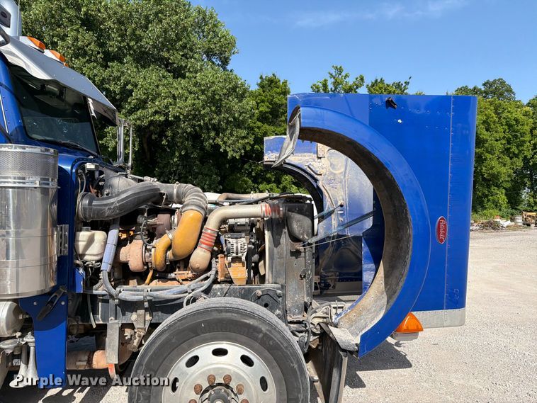 image for item FI0264 2007 Peterbilt 379 semi truck