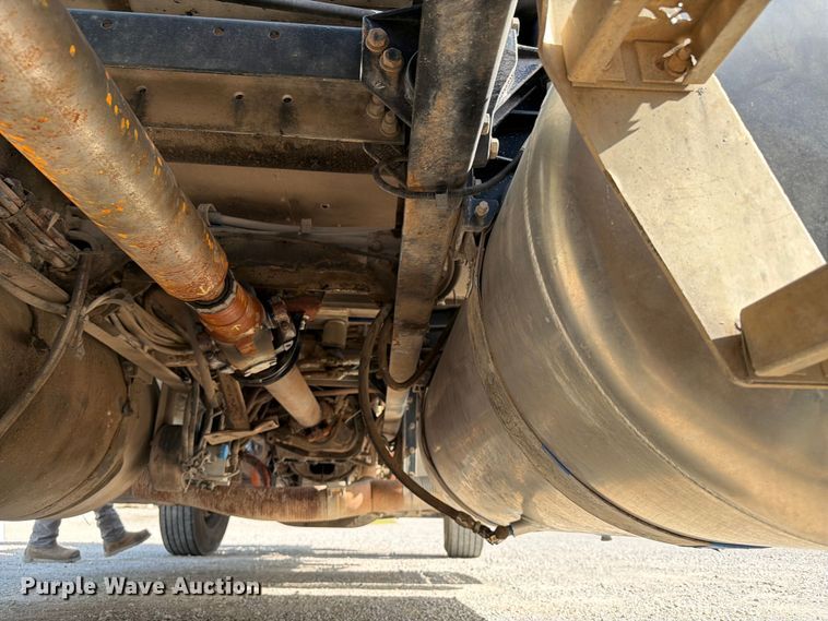 image for item FI0264 2007 Peterbilt 379 semi truck
