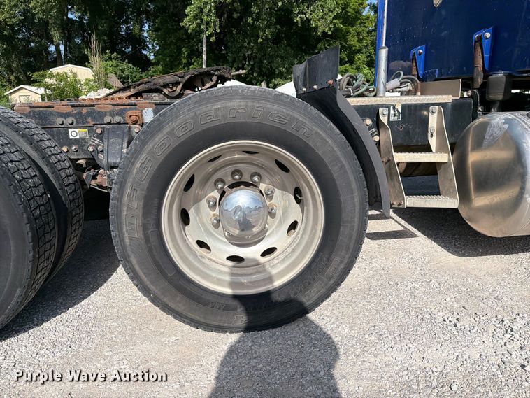 image for item FI0264 2007 Peterbilt 379 semi truck