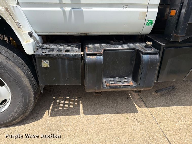 image for item FI1003 2000 GMC C8500 crane truck