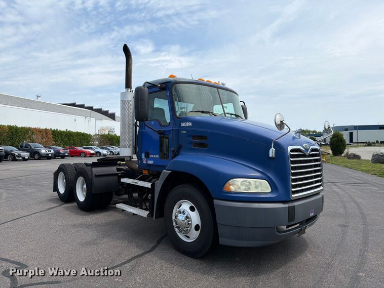 image for item FI1005 2006 Mack CNX613 semi truck