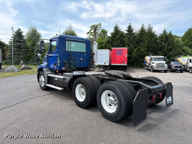 image for item FI1005 2006 Mack CNX613 semi truck