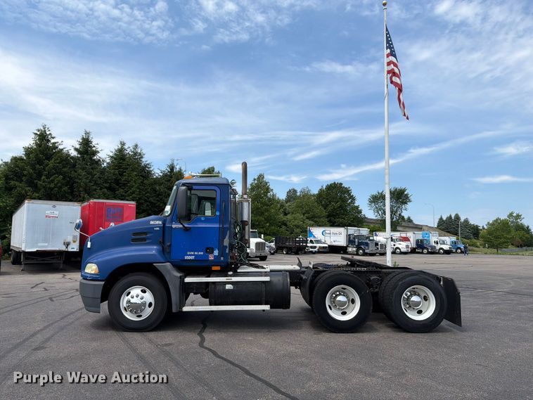 image for item FI1005 2006 Mack CNX613 semi truck