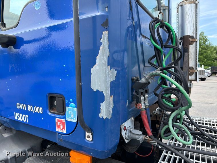 image for item FI1005 2006 Mack CNX613 semi truck