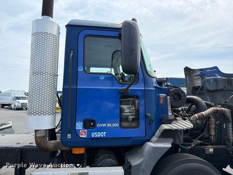 image for item FI1005 2006 Mack CNX613 semi truck