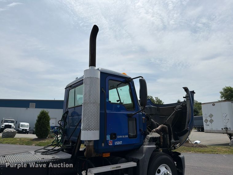 image for item FI1005 2006 Mack CNX613 semi truck