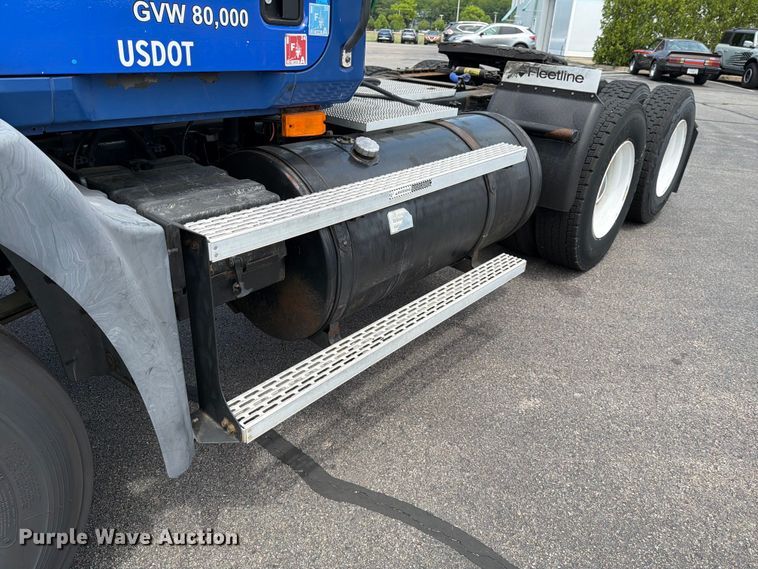 image for item FI1005 2006 Mack CNX613 semi truck