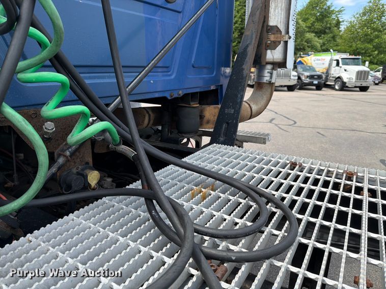 image for item FI1005 2006 Mack CNX613 semi truck