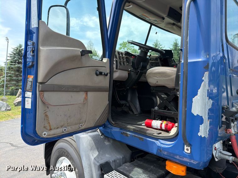 image for item FI1005 2006 Mack CNX613 semi truck