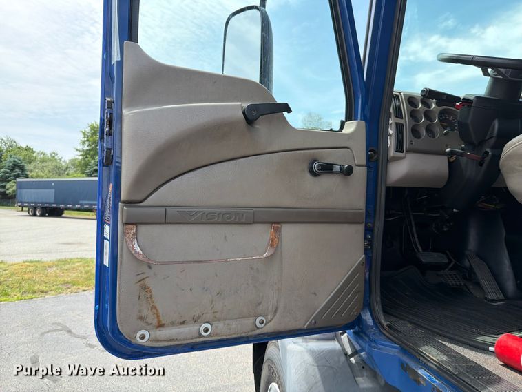 image for item FI1005 2006 Mack CNX613 semi truck