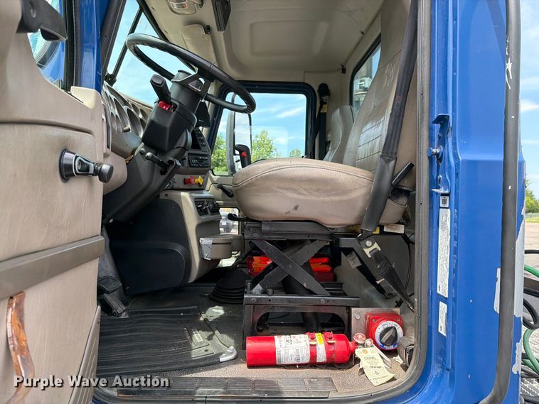 image for item FI1005 2006 Mack CNX613 semi truck