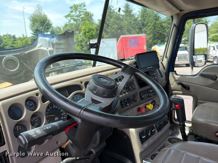 image for item FI1005 2006 Mack CNX613 semi truck