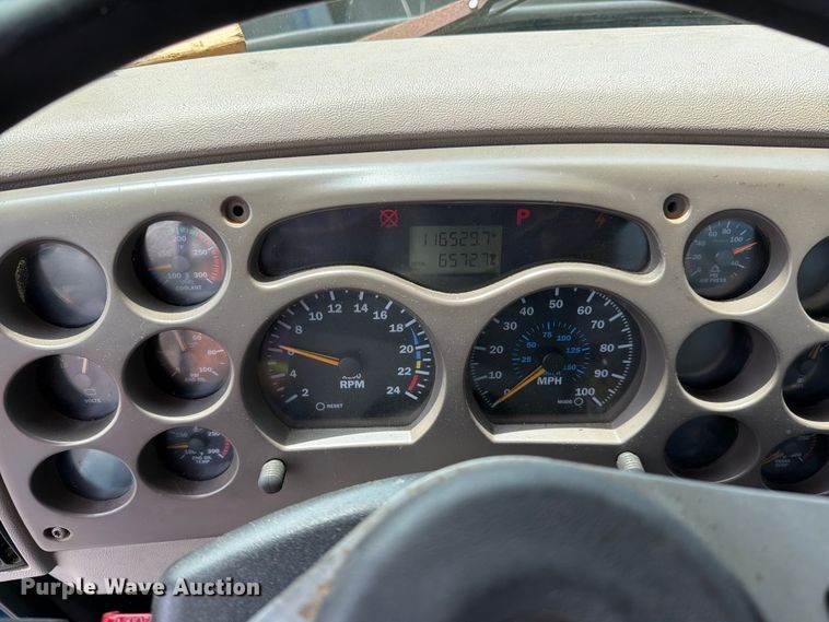 image for item FI1005 2006 Mack CNX613 semi truck