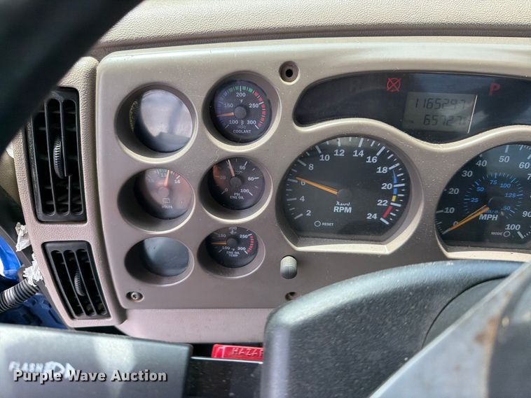 image for item FI1005 2006 Mack CNX613 semi truck