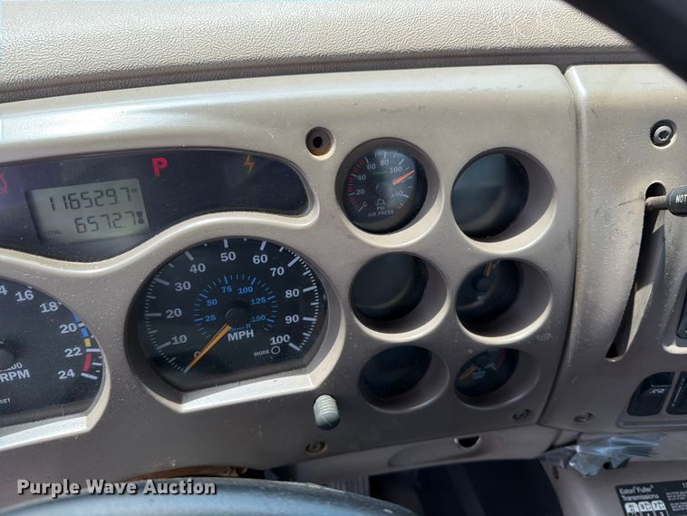 image for item FI1005 2006 Mack CNX613 semi truck