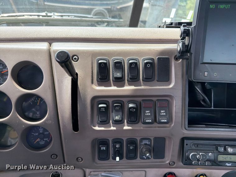image for item FI1005 2006 Mack CNX613 semi truck