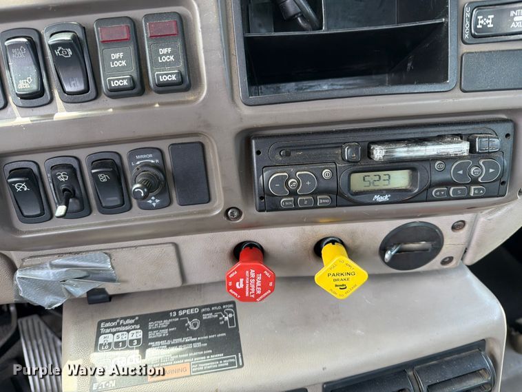 image for item FI1005 2006 Mack CNX613 semi truck