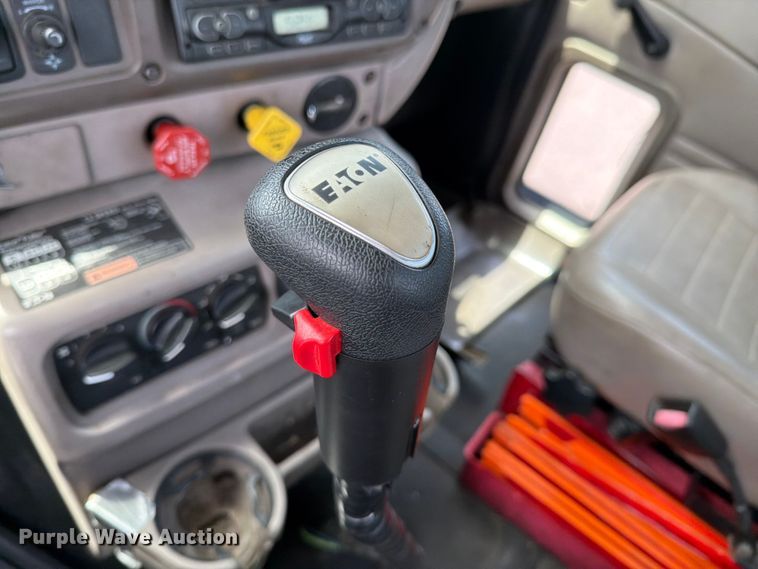 image for item FI1005 2006 Mack CNX613 semi truck
