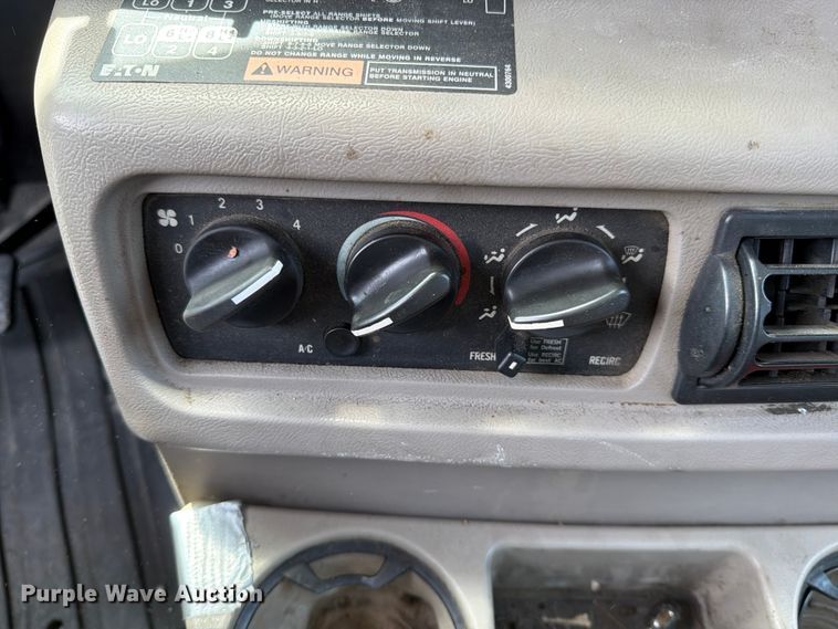 image for item FI1005 2006 Mack CNX613 semi truck