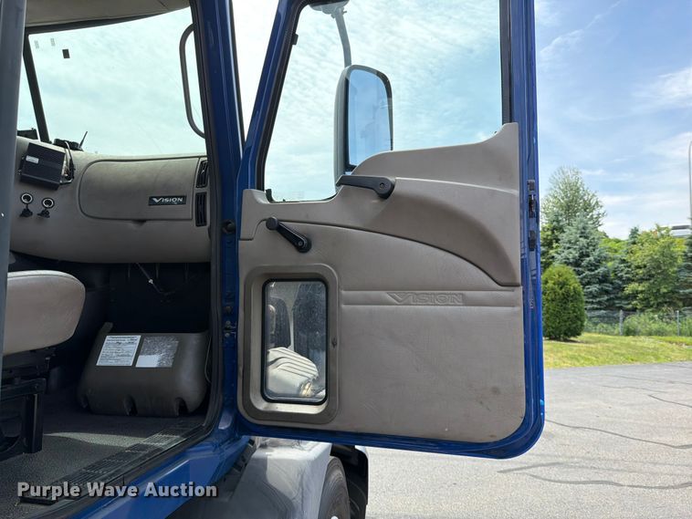 image for item FI1005 2006 Mack CNX613 semi truck