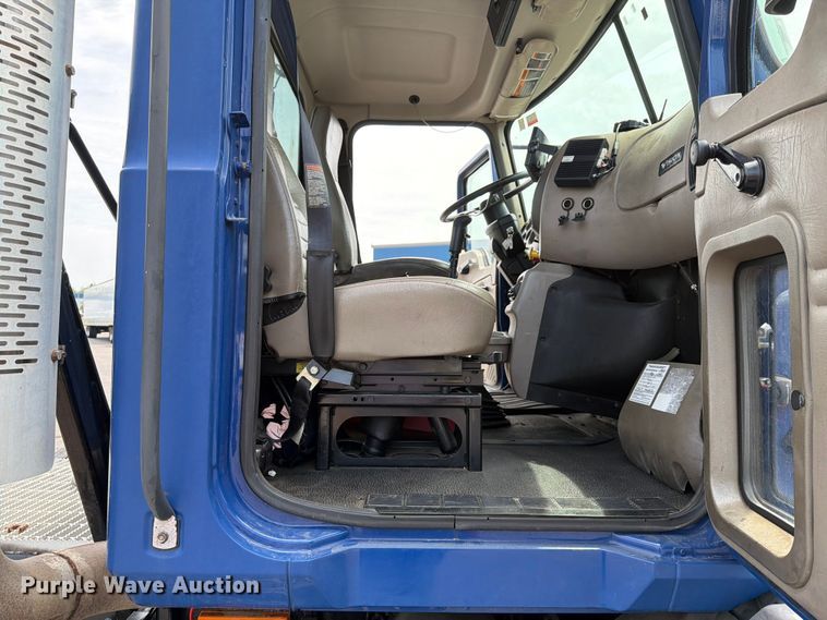 image for item FI1005 2006 Mack CNX613 semi truck