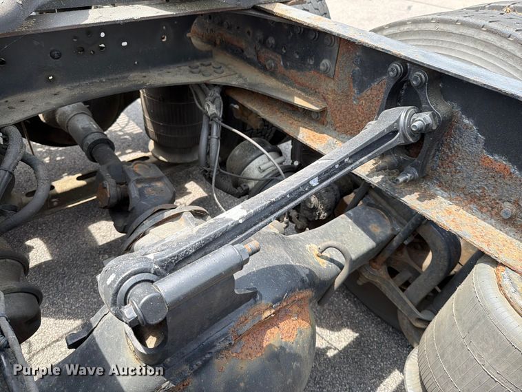 image for item FI1005 2006 Mack CNX613 semi truck