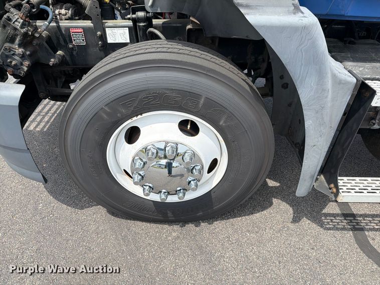 image for item FI1005 2006 Mack CNX613 semi truck