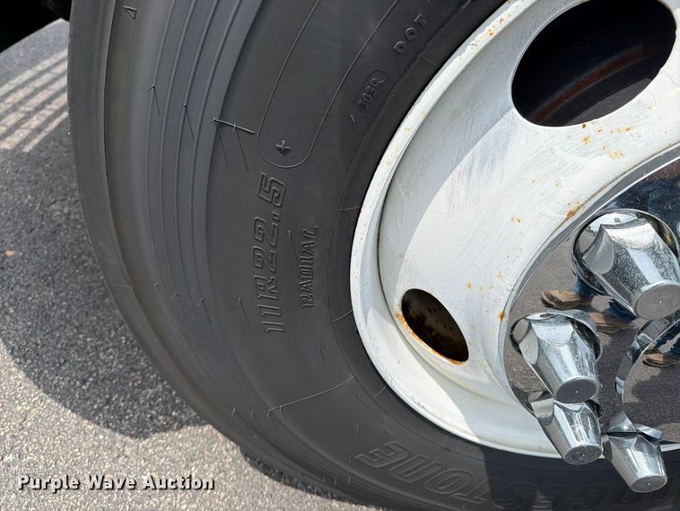 image for item FI1005 2006 Mack CNX613 semi truck
